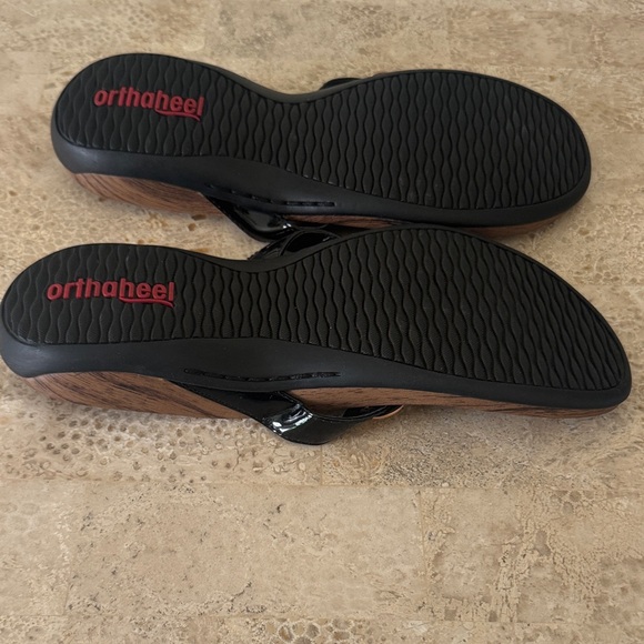 Orthaheel Black and Red Sandals - Picture 2 of 4